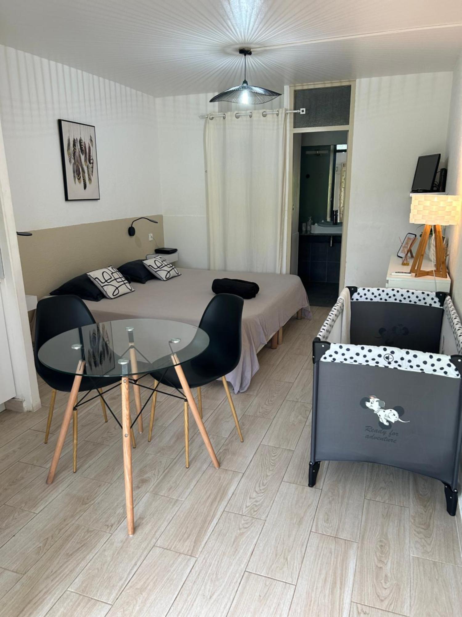 Superbe Studio Avec Piscine, Au Coeur De La Marina! Village Soleil ! Proche Aeroport & Ferry Le Gosier  Exterior foto